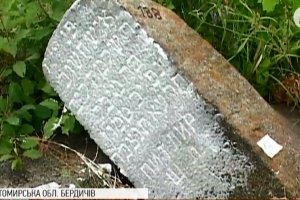 "Читання" по каменях: як досліджують одне з найбільших єврейських кладовищ України
