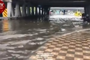 Збережи капці – роззувайся: на Лівобережній злива затопила дорогу й тротуари – відео