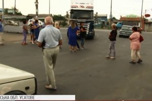 На Одещині мешканці блокували дорогу через вантажівки, від яких страждають їхні будинки