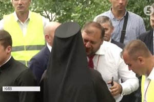 Російський триколор, портрети царів та екс-регіонали: репортаж із хресної ходи Московського патріархату