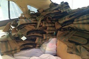Футбольні  ультрас  "Дніпра" купили та подарували військовим бронежилети