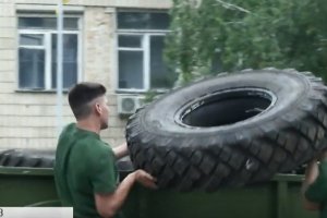 Поєдинок стронгменів: команди підрозділів Київського гарнізону з'ясовували, у кого міцніші м'язи