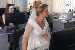 У Тернополі дівчина прийшла на іспит до вишу "з весіллям" та дружками – ФОТО