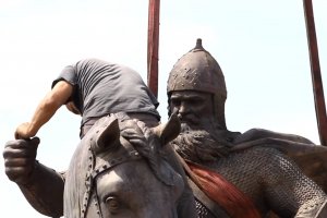У Києві встановлюють 11-метровий пам'ятник Іллі Муромцю з обличчям Вірастюка