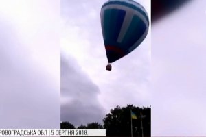 Не врахували погоду: як рятували пасажирів повітряної кулі, що застрягла на восьмиметровій висоті