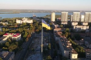 У Дніпрі підняли прапор України на 72-метровий флагшток 