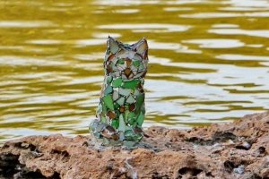 У незвичному місці: в Одесі "оселилася" вітражна скульптура кота, як частина проекту – фото