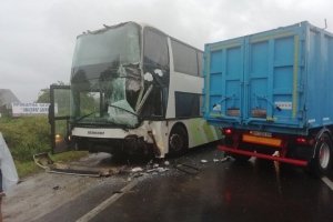 На трасі "Київ-Чоп" вантажівка зіткнулася з туристичним автобусом