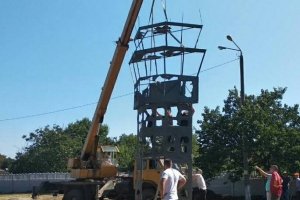 У вигляді вежі Донецького аеропорту: під Одесою встановлюють пам’ятник Захисникам України