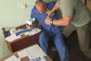 Знімав усе на відео: на Дніпропетровщині "активіст" заради піару бив лікаря