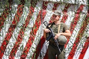 "Помітно нервував": на блокпосту бійці НГУ затримали чоловіка з автоматом Калашникова