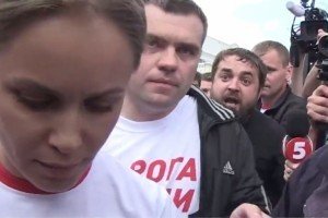 Під ВРУ мітингували за перевибори, вели нардепів "коридором ганьби" і прогнали Королевську