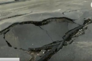 Провалення асфальту: стало відомо, коли відновлять рух по вулиці Антоновича