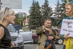 "Притискала прапор, коли подумки прощалася з життям": спогади бранки бойовиків, з якої познущалися у 2014 році