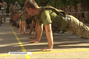 У бронежилетах: до Дня Незалежності "кіборги" влаштували змагання з крос-фіту