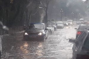 Курортне Яремче підтопило від зливи й засипало градом – фото, відео