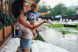 Град чи все ж таки сніг: у Яремчі пройшла незвична літня злива – ФОТО