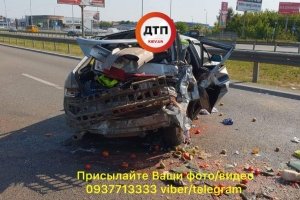 ДТП на Кільцевій: вантажівка в'їхала в автівку, що стояла на місці оформлення іншої аварії