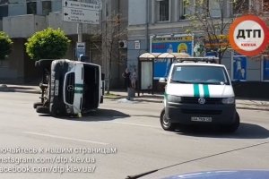 У центрі Києва через аварію перекинувся інкасаторський автомобіль – відео