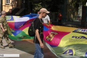 День шани воїнів та волонтерів ООС: у Харкові розгорнули великий прапор Єдності – відео