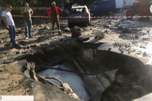 Шматки асфальту полетіли в автівки: у Києві знову прорвало трубу – відео