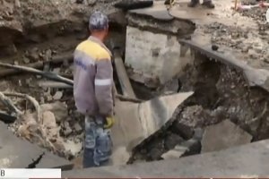 Залитий салон і кількаметрова яма: наслідки потужного прориву труби в Києві – відео