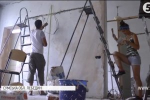 Пізнають Україну через допомогу: як іноземні та українські волонтери зголосилися ремонтувати житло багатодітних родин