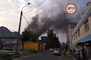 Пожежа в районі заводу "Маяк" у Києві: що саме горить – ФОТО
