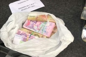 На хабарі "погоріли" два керівники відділу закупівель аеропорту "Бориспіль"