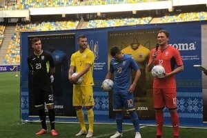 Уперше – резервний комплект: у Києві показали нову форму для футбольної збірної України – ФОТО