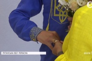 Засвідчили кохання у вишиванках та в присутності побратимів: репортаж з весілля на фронті
