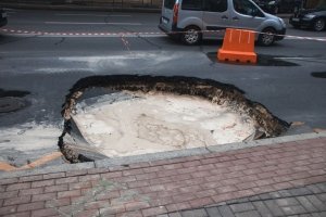 Майже кратер вулкана: у Києві неподалік "Арсенальної" провалився асфальт на зупинці – ФОТО