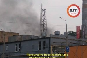 ФОТО: У Києві сталася пожежа на заводі "Супутник"