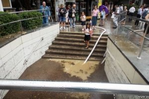 У Криму відновилися сильні зливи: Ялту знову затоплює