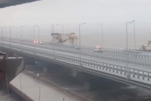 Не розминулися: у Кримський міст врізався плавучий кран – відео