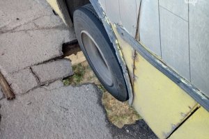У Запоріжжі маршрутка провалилася в наскрізну діру на мосту