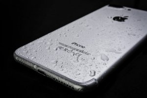 Надійний захист від води: у Китаї розробили нанопокриття для смартфонів