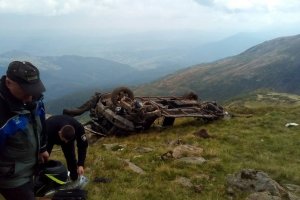 "Остання подорож": на Закарпатті двоє туристів на джипі зірвалися в ущелину