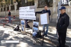 Уже 3 роки без компенсації: потерпілий від вибухів у Сватовому приїхав з пікетом до Банкової