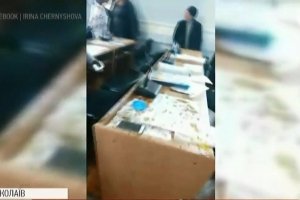 Ніс каву, а приніс фекалії: депутатів міськради Миколаєва облили нечистотами
