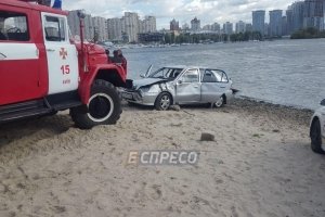 У Києві з річки дістали автомобіль з людиною в салоні