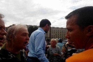 Мешканці Слов'янська лайками та кулаками вигнали з міста нардепа-регіонала Левченка