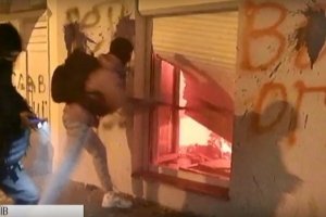 У середмісті Києва потрощили офіс Медведчука – фото, відео