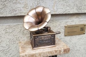 У Києві біля станції метро з'явився бронзовий міні-грамофон – що грає