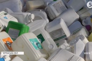 Хімікати просто неба: на Черкащині поблизу села з каністр витікає отрута