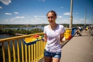 Паркан греблі Дніпрогесу у Запоріжжі розфарбували у кольори національного прапору