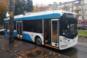 Нові норми – нова безпека: в Україні зупинки транспорту обладнають захисними стовпчиками
