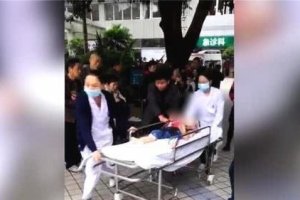У Китаї жінка з ножем накинулася на вихованців дитсадка: 14 дітей поранені