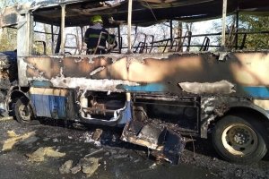 На Дніпропетровщині під час руху загорівся автобус із пасажирами – фото