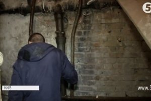Нестерпний сморід і хробаки: чому будинок у центрі Києва заливає нечистотами